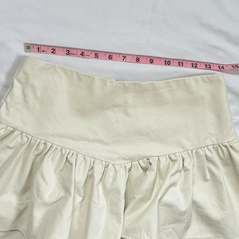 TCEC Y2K faux leather off white ruffed mini skort 🤭🥥 v drop waist skirt - Picture 3 of 5